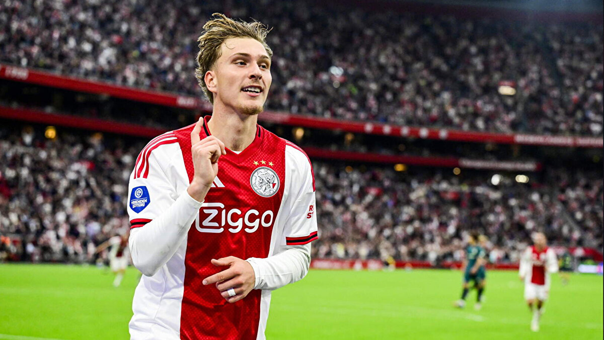 POZİSYONLARI GOLE ÇEVİRMEDE SIKINTI YAŞIYORLAR<br><br>Yaratılan çok sayıda büyük şansa rağmen, şut dönüşüm oranlarında yani “gerçekleşen gol” oranlarında görece bir eksiklik var. Örneğin “Big Chances Missed” metrikleri yüksek. Bu, özellikle önemli maçlarda “fırsat kaçırma”yle skoru koruyamama gibi senaryoları doğurabilir.<br><br>Ajax, hücum anlamında üretken olsa da defansif anlamda zaafları olan bir takım.  Savunmada zaman zaman gevşeklik / konsantrasyon düşüklüğü yaşayabiliyorlar. <br>