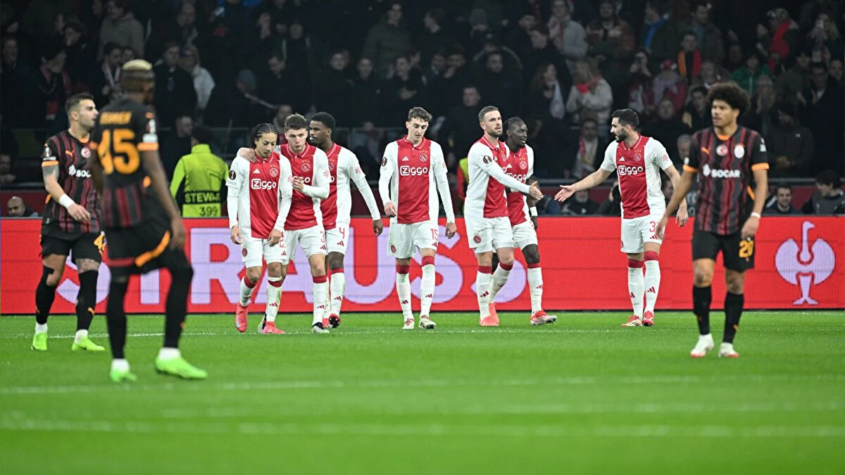 Galatasaray, bu akşam deplasmanda Ajax ile karşılaşacak. Ajax’ın öne çıkan güçlü yönleri ve zaaflarını sizler için analiz ettik. <br><br>3 İSİM BUGÜN OYNAYAMAYACAK<br><br>Öncelikle Ajax, genç ve dinamik bir takım. Yıllardır bu yapı ve anlayışla oynuyorlar. Ancak bu sezon işler Ş. Ligi’nde zorlu bir fikstürle karşılaştılar Inter, Marsilya ve Chelsea’ye mağlup oldular. Sadece 1 gol atıp 11 gol yediler. Bugün Taylor cezalı, Berghuis ve Dolberg de sakat. <br>