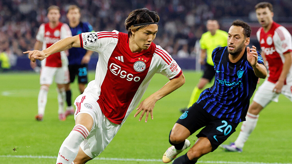 Ş. Ligi’nde özellikle Inter ve Marsilya maçlarında ilk yarıda çok erken goller yediler. Bazı eleştiriler Ajax’ın maçın kritik anlarında konsantrasyon kaybettiğini ve savunma organizasyonunun çökebileceğini gösteriyor. Itakura ve Baas stoper ikilisi zaafları olan iki oyuncu. Bu anlamda Osimhen’i savunmaları kolay olmayacaktır. <br><br>Bu tür maçlarda Galatasaray gibi rakipler için “üst düzey konsantrasyon + kontra atak odaklı” bir strateji uygulayacaklar gibi çünkü G.Saray presi seven bir takım. Bu yüzden hızlı paslarla geçiş oyunu kovalayabilirler. <br>