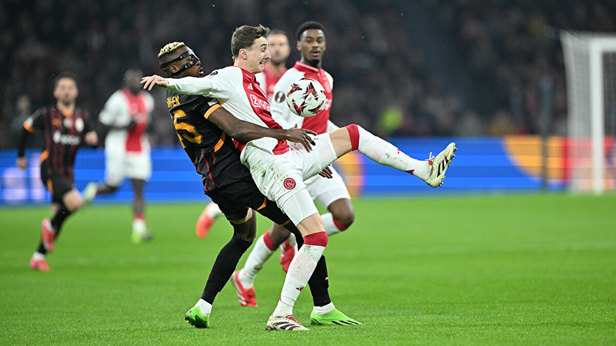 TOPLA OYNAMAYI SEVİYORLAR<br><br>Ajax maç başına ortalama %57.9 oranında topla oynama oranına sahip bira takım ve bu da ligde üst düzey bir değere denk geliyor. 4-2-3-1 şablonuyla oynuyorlar. Gol silahları da hepimizin Beşiktaş’tan tanıdığı Wout Weghorst. Bunun yanında Godts, Berghuis ve Bergjwin gibi etkili ayaklara sahipler. <br><br><br>Ajax, pas yapmayı seven bir takım. Pas isabet başarı yüzdesi de oldukça yüksek: %85 civarı ortalama ile oynuyorlar. Bu, rakip üzerindeki baskıya geçmeden “oyunu kurma” potansiyellerini gösteriyor.<br>