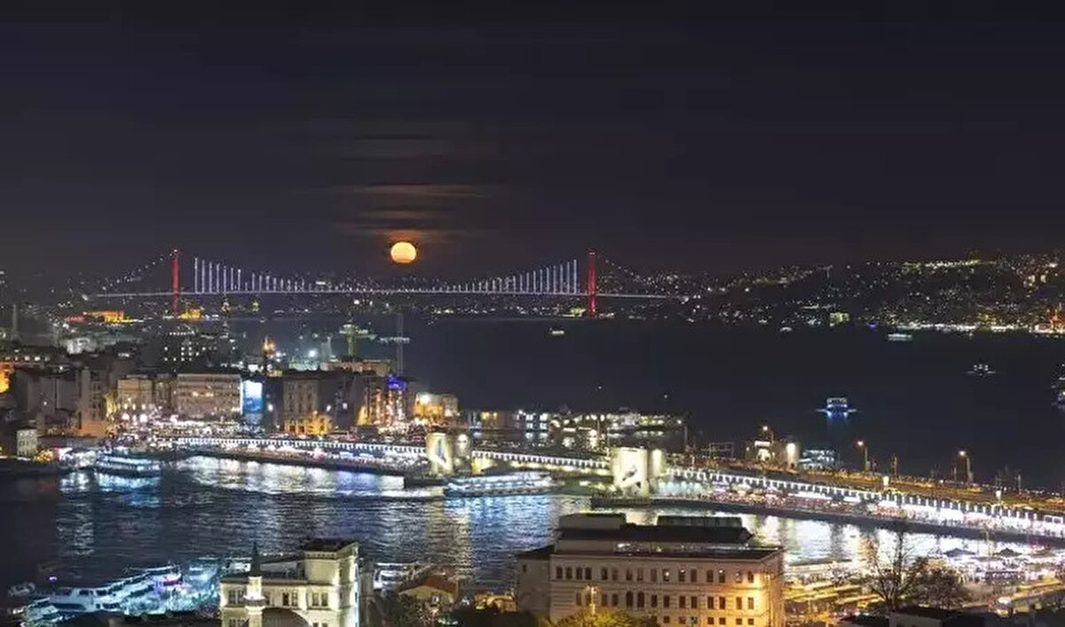 Gökyüzü meraklılarının heyecanla beklediği 2025 yılının en büyük ve en parlak Süper Ay'ı için beklenen an geldi. Milyonlarca kişi, "Kasım dolunayı ne zaman?" ve "Süper Dolunay saat kaçta görülecek?" sorularının yanıtını arıyor. İşte 5 Kasım 2025 Çarşamba akşamı zirve yapacak olan Süper Ay hakkında bilmeniz gerekenler.