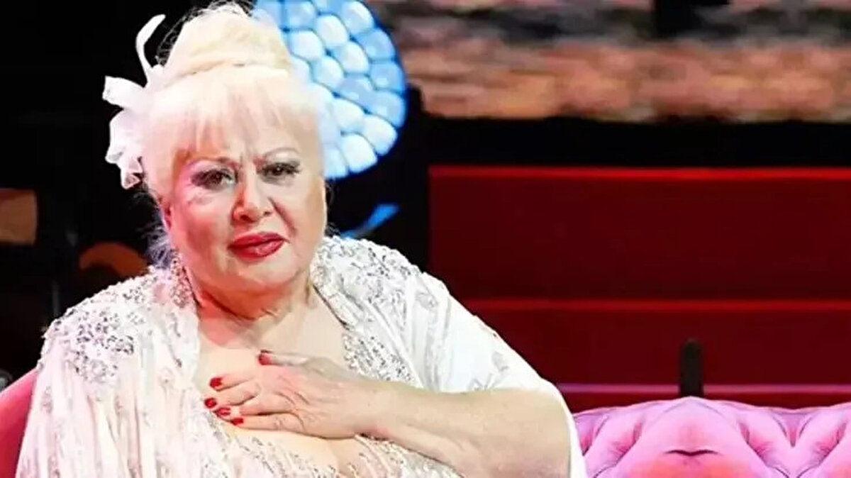 Muazzez Abacı sağlık durumu nasıl?<br><br>Ünlü sanatçının menajeri Taner Budak’tan yapılan açıklamaya göre, Muazzez Abacı geçtiğimiz hafta kalp şikayetleriyle hastaneye başvurmuş ve anjiyo sırasında damarına stent takılmıştı. Tedavisi normal odada sürerken bugün yapılan kontrollerde anjiyoda verilen kontrast sıvının böbreklerinde sorun yarattığı tespit edildi.<br><br>Böbreklerde gelişen fonksiyon bozukluğu nedeniyle ciğerlerinde sıvı birikimi oluştu ve nefes alma güçlüğü ortaya çıktı. Bu nedenle tedavisinin yoğun bakımda sürdürülmesine karar verildi.