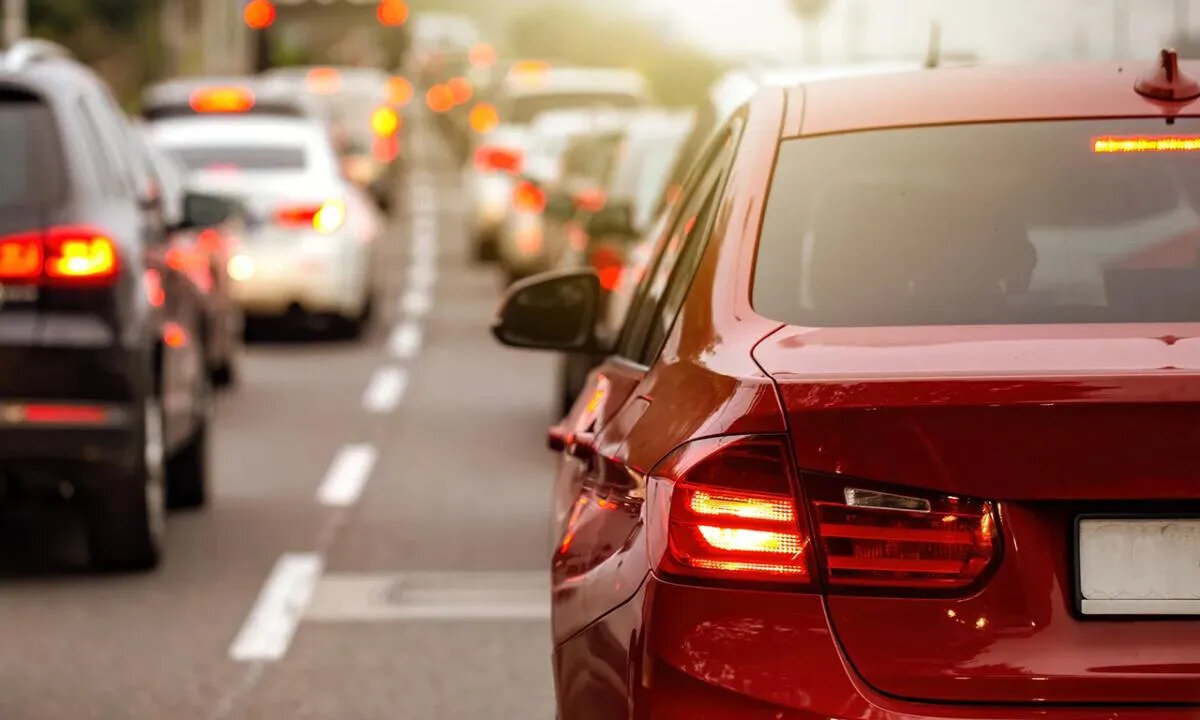 Sigortasız yakalanan sürücülere 993 TL idari para cezası uygulanacak ve araçları trafikten men edilecek.<br>Trafik sigortası yaptırmadan yola çıkanların, polis kontrolünde araçlarının bağlanacağı belirtildi.