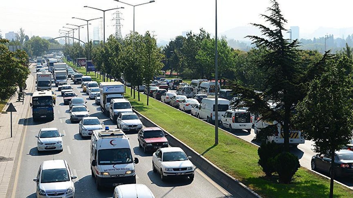Türkiye genelinde 32 milyona yakın araç sahibini ilgilendiren zorunlu trafik sigortası azami prim tarifesi açıklandı. Sigorta Bilgi ve Gözetim Merkezi tarafından yayımlanan yeni listeye göre trafik sigortası primlerine ortalama yüzde 1,2 oranında zam yapıldı.
