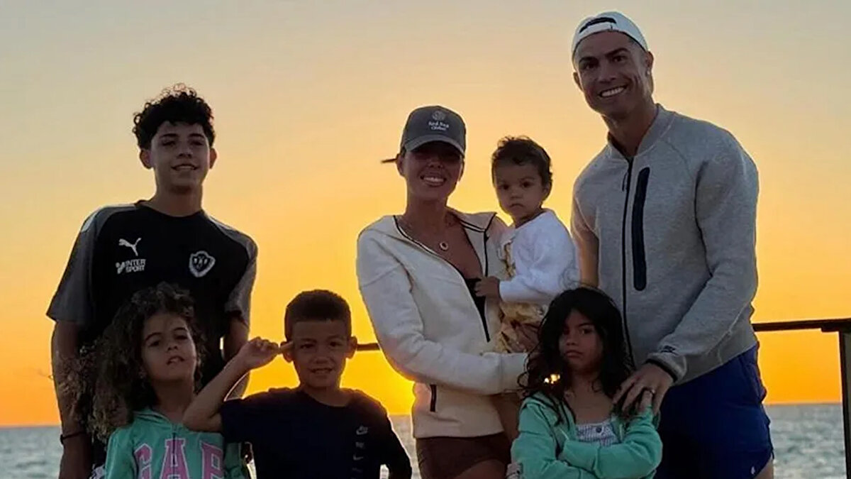 Georgina Rodríguez’in teklifi büyük bir mutlulukla kabul ettiği, çiftin bu özel anı sadece kendi aralarında tutmaya çalıştığı ifade edildi. Ronaldo, “Bu sadece bir evlilik teklifi değil, birlikte geçirdiğimiz yılların bir sembolüydü” diyerek duygularını paylaştı.<br>