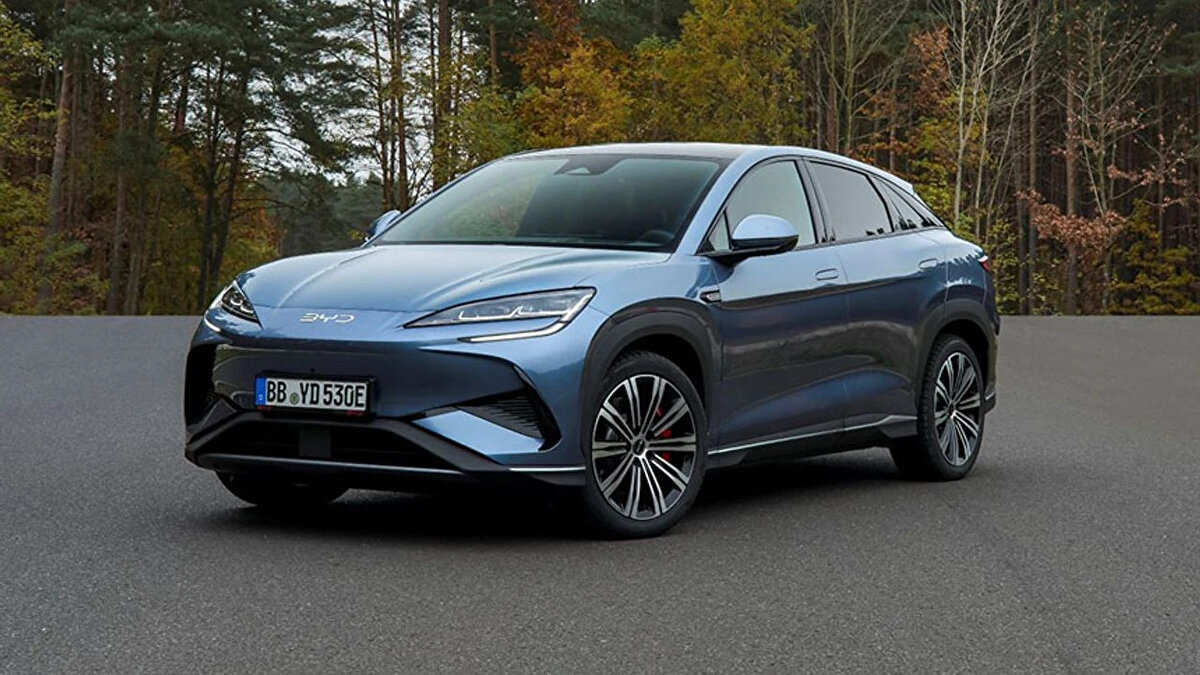 Çift motorlu versiyon 530 PS güç ve 502 km menzil sunuyor<br><br>Modelin üst versiyonu ise çift motorlu yapısıyla 390 kW (530 PS) güç üretiyor ve 502 kilometrelik menzil sunuyor. Bu güçlü versiyonun Türkiye fiyatı 3 milyon 939 bin TL olarak açıklandı.<br>