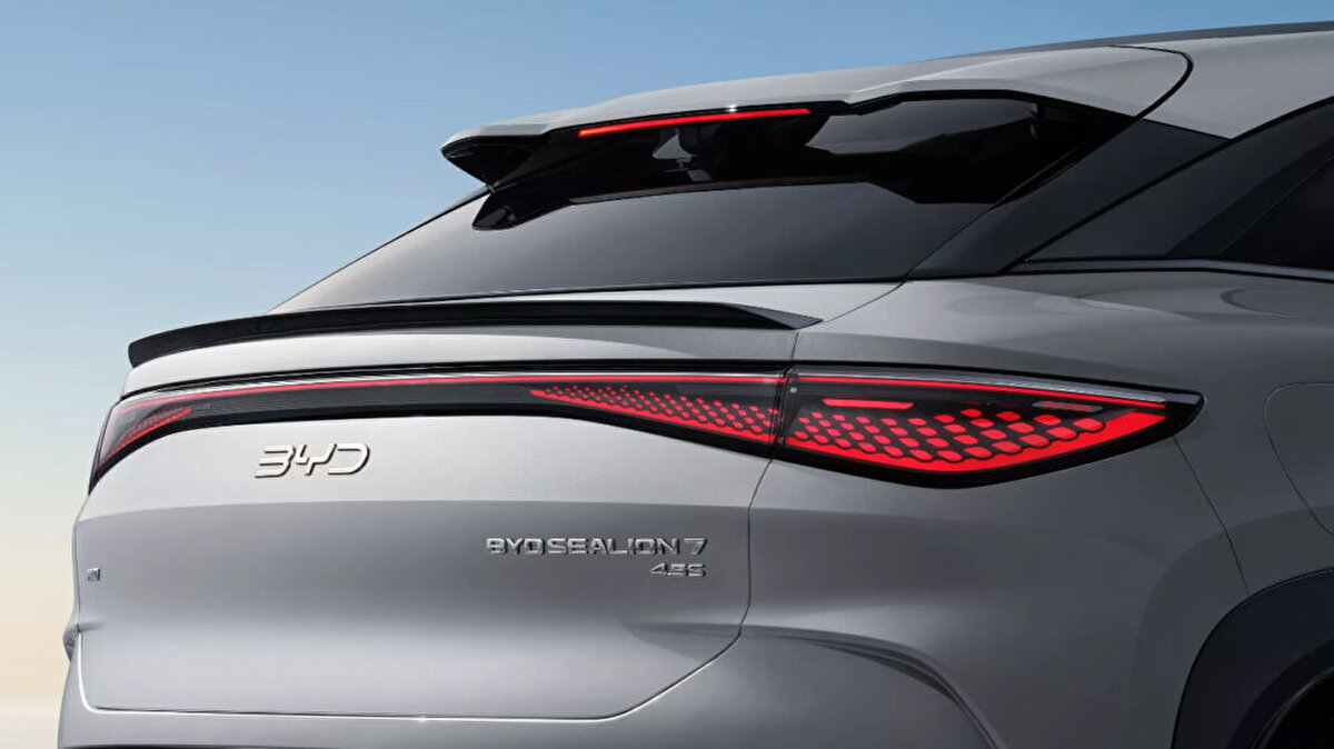 Elektrikli BYD Sealion 7’nin Türkiye fiyatları açıklandı<br><br>BYD, tamamen elektrikli SUV modeli Sealion 7’yi Türkiye pazarına iki seçenekle getiriyor. 218 PS gücündeki versiyon 2,39 milyon TL’den başlarken, çift motorlu 530 PS’lik versiyon 3,93 milyon TL’ye ulaşıyor. 7 Kasım itibarıyla satışa sunulacak model, 440 km’den 502 km’ye kadar menzil sunarak Türkiye’deki elektrikli SUV rekabetini kızıştıracak.