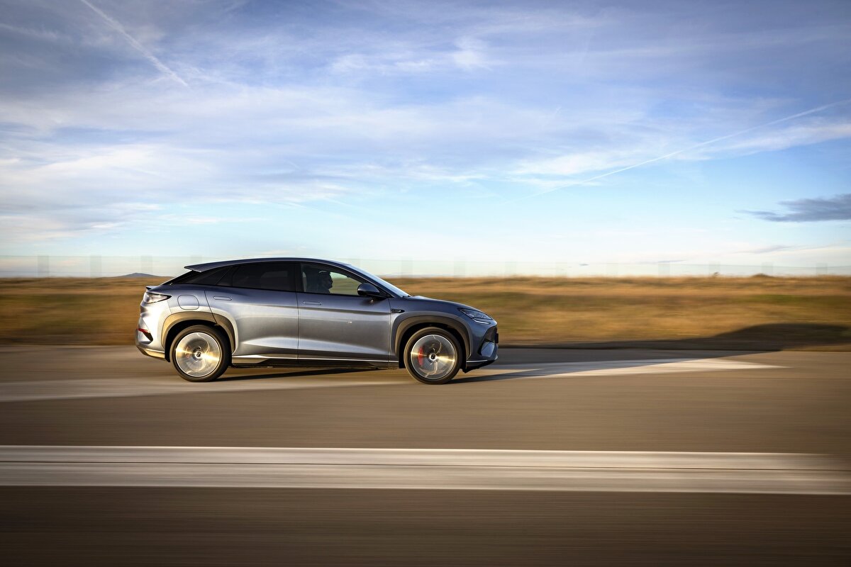 Ayrıca BYD’nin yedi koltuklu SUV modeli Tang L, global pazarda Atto 8 adıyla satışa çıkarılmıştı. Hibrit versiyonu 536 beygir toplam güce sahip olan model, 150 km elektrikli menzil ve toplamda 1.017 km sürüş imkânı sunuyor.