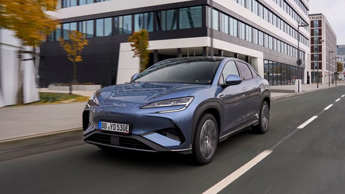 BYD elektrikli atağını sürdürüyor<br><br>BYD, son dönemde elektrikli araç pazarında farklı segmentlerde de atağa geçti.<br>Şirket, Japonya’da “Racco” adını verdiği ilk kei otomobilini ve “T35” isimli elektrikli ticari aracını tanıttı. Racco, 20 kWh bataryasıyla 180 km menzil, T35 ise 250 km menzil ve 201 beygir güç sunuyor.