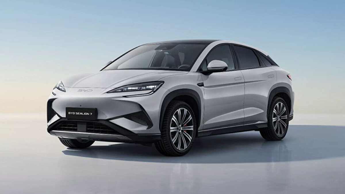 Türkiye’ye özel 160 kW’lık versiyon geliyor<br><br>Markadan yapılan açıklamaya göre Türkiye’ye özel olarak geliştirilen 160 kW (218 PS) gücündeki versiyon, 2 milyon 389 bin TL fiyat etiketiyle satışa sunulacak. Bu versiyon, 440 kilometrelik menzil vadediyor ve %25’lik ÖTV dilimi içinde yer alıyor.