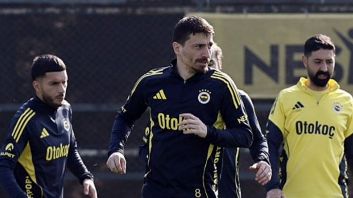 Fenerbahçe'nin sosyal medya hesabından yapılan açıklamaya göre UEFA kadrosuna bildirilmeyen Rodrigo Becao, Levent Mercan , Mert Hakan Yandaş , Bartuğ Elmaz kadroda yer almadı.<br><br>