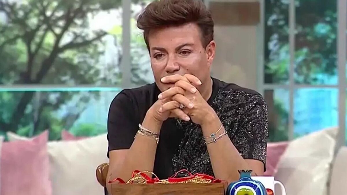 Kalp krizi geçiren ve haftalardır uyutulan Fatih Ürek'in sağlık durumu merak ediliyor. Ürek'in avukatı Volkan Alkılıç’ın Pazartesi günü yaptığı açıklamada “Hekimlerimizin öngördüğü tedavi sürecine uygun şekilde sağlık mücadelesine devam etmektedir, sağlık durumu stabilliğini korumaktadır” açıklamasını yapmıştı. 