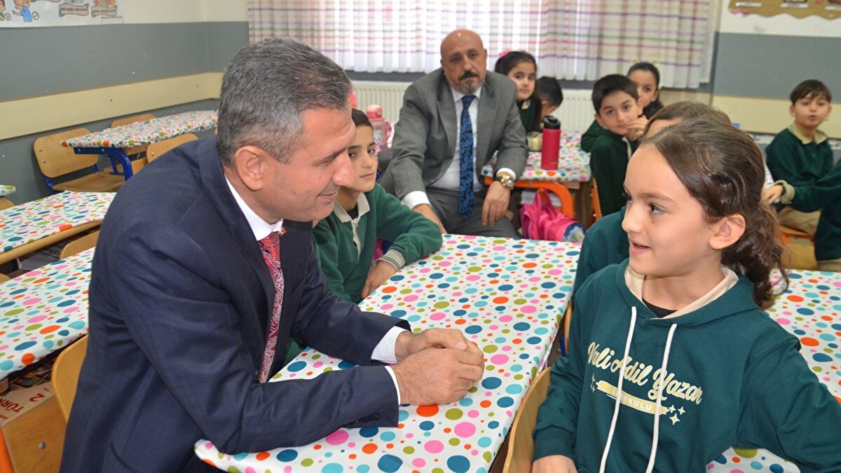 Veli Yakup Sayılgan, "İkiz çocuklarımın ismi Asmin ve Aysima. 20 Aralık 2015'te doğdular. İkiz çocuklarım çok uyumlu. Bu okulda çok sayıda ikizin olması beni mutlu ediyor." dedi.<br><br>İkizlerden Asmin Sayılgan ise "Aynı dersi çalışırken birbirimize yardım ediyoruz. Bir yere gittiğimizde bazı kişiler bizi ayırt edemiyor, şaşırıyor, isimlerimizi söyleyemiyor. Okula geldiğimizde öğretmenlerimiz ve arkadaşlarımız da isimlerimizi karıştırıyor." ifadelerini kullandı.