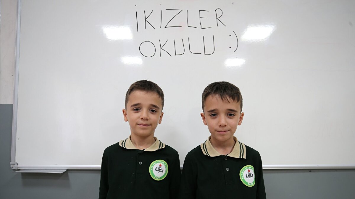 "İkizlerimiz okula renk katıyor"<br><br>Okul Müdürü Medeni Baran ise okula geçen yıl müdür olarak atandığını belirtti.<br><br>Gelmeden önce bu okulla ilgili birtakım bilgiler aldığını, en çok dikkatini çeken özelliğin ikiz öğrencilerin sayısı olduğunu anlatan Baran, şu ifadeleri kullandı:<br><br>"Okulumuzda 21 ikiz öğrencimiz var. Öğrencilerimizle güne çok güzel başlıyoruz. İkizlerimizi görünce moralimiz düzeliyor. İkizlerimiz sınıfa gelmedikleri zaman kendimizi eksik hissediyoruz. Okulumuz oldukça kalabalık. Muş'un en büyük okuluyuz. Yaklaşık 60 öğretmenimizle eğitimi sürdürüyoruz. İkizlerimiz okulumuza renk katıyor. Öğretmenlerimiz bazen ikizlerimizi karıştırıyor, bu nedenle yerlerini değiştirmek zorunda kalıyor. Bu öğrencileri gördüğümde kendimi mesleğe yeni başlamış gibi hissediyorum. Aileleriyle de sürekli iletişim halindeyiz."