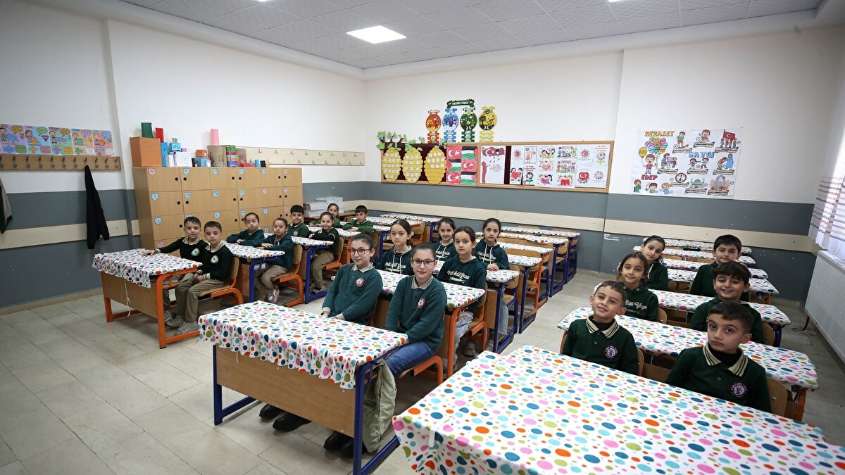  "İkiz uyumunun okula yansıması bizi de mutlu ediyor"<br><br>İl Milli Eğitim Müdürü Abdulkadir Altay, Vali Adil Yazar İlkokulunda 21 ikizin eğitim gördüğünü söyledi.<br><br>Öğrencileri en iyi şekilde yetiştirmeye çalışan okul idaresi ve öğretmenlere teşekkür eden Altay, şöyle konuştu:<br><br>"Ailelerimiz burada öğrencilerimize sunulan ortamın ve verilen eğitimin kalitesinden memnun. Çocuklarımızı en iyi noktaya gelecekleri şekilde yetiştirme gayreti içindeyiz. Mutlu olduklarını görüyoruz. Çocuk mutlu olduğu yerde öğrenir, gelişir. Okulumuzda ikiz öğrenci sayısının fazla olması sık rastlanılan bir durum değil. Bazı okullarda 2, 3, 4 ikiz kardeş olabiliyor ama burada 21 ikizin olması güzel bir tevafuk. Bu nedenle 'ikizler okulu' olarak anılması da ayrı bir güzellik katıyor. Çocuklarımızın ikiz olması, aynı zamanda bu ikiz uyumunun okula yansıması bizi de mutlu ediyor."