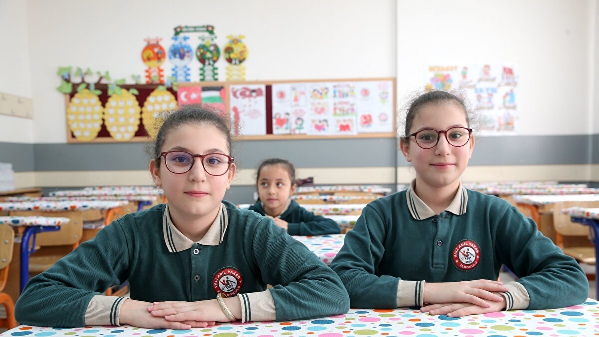 Muş'un en fazla öğrenciye sahip eğitim kurumlarından Vali Adil Yazar İlkokulu, Türkiye'de ender rastlanan öğrenci profiliyle öne çıkıyor.<br><br>Birçoğu tek yumurta ikizi olan 42 kardeşin eğitim gördüğü 1742 öğrencili okul, ilginç tablo dolayısıyla "ikizler okulu" olarak adlandırılıyor.