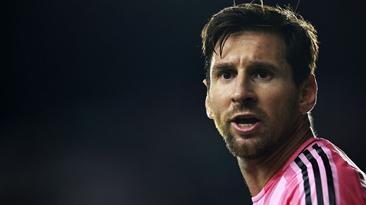 Yönetimin de bu olasılığı masada tuttuğu, Messi'nin menajerleriyle ön görüşmelerin yapıldığı aktarıldı.