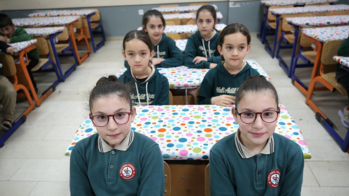 Sınıfında ikiz öğrenci bulunan öğretmenlerden Esmer Akbal, 3. sınıf öğrencilerini okuttuğunu dile getirdi.<br><br>İlk zamanlar öğrencileri ayırt etmekte zorlandığını belirten Akbal, şunları kaydetti:<br><br>"Birbirlerine çok benziyorlar. Nasıl ayırt edeceğimi çok anlayamıyordum. Önce farklı toka takmalarını istedim. Tokayla halledemeyince farklı hırka giymelerini istemiştim. Daha sonrasında farklı saç örgüleri yapmalarını istedim. Birinci yılımızı böyle tamamladık. 2. yıla geldiğimizde yine karışıklık durumu oluyordu. Öğrenciler normalde yan yana otururken ben bir öğrenciyi öne diğerini arkaya aldım. Daha iyi anlamaya çalıştım onları. Bu yıl 3. sınıfız. Evlerinde onları ziyaret ederek gözlemleme fırsatı buldum. Bazen isim olarak karıştırırım. Elif derim, Edanur'a bakarım, Edanur derim, Elif'e bakarım. Öğrenciler arasında güzel bir espri konusu oluyor bu durum."<br><br>Öğretmenlerden Fatih Şentürk de "Okulumuzdaki 21 ikiz öğrencimizin her biri farklı sınıflarda. Bazıları tek yumurta, bazıları çift yumurta ikizleri. Bazen onları karıştırıyoruz, birbirimizle eğleniyoruz. Ben de ikizim. Yıllarca kardeşimle aynı sınıfta okudum. O da şu anda Düzce'de öğretmen. Okulumuzdaki ikizler gayet neşeli, başarılı bir şekilde eğitim ve öğretim hayatlarına devam ediyor. Öğretmenleri olarak onlara destek veriyoruz. Arkadaşları onları gördüğünde çok mutlu oluyor, şaşırıyor." diye konuştu.