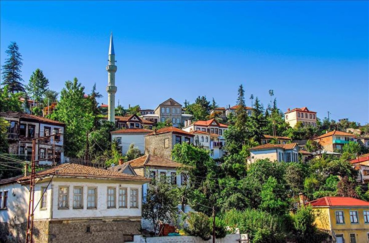 Turizmde “Altın Yıl” Beklentisi<br><br>Tatil takviminin avantajlı olması, turizm sektörü için de hareketli bir yıl anlamına geliyor.<br>Oteller ve seyahat acenteleri şimdiden erken rezervasyon kampanyalarına başladı.<br>Uzmanlar, ilkbahar ve yaz döneminde yer bulmanın zorlaşabileceğini, özellikle Kurban Bayramı haftasında yoğunluk yaşanacağını söylüyor.