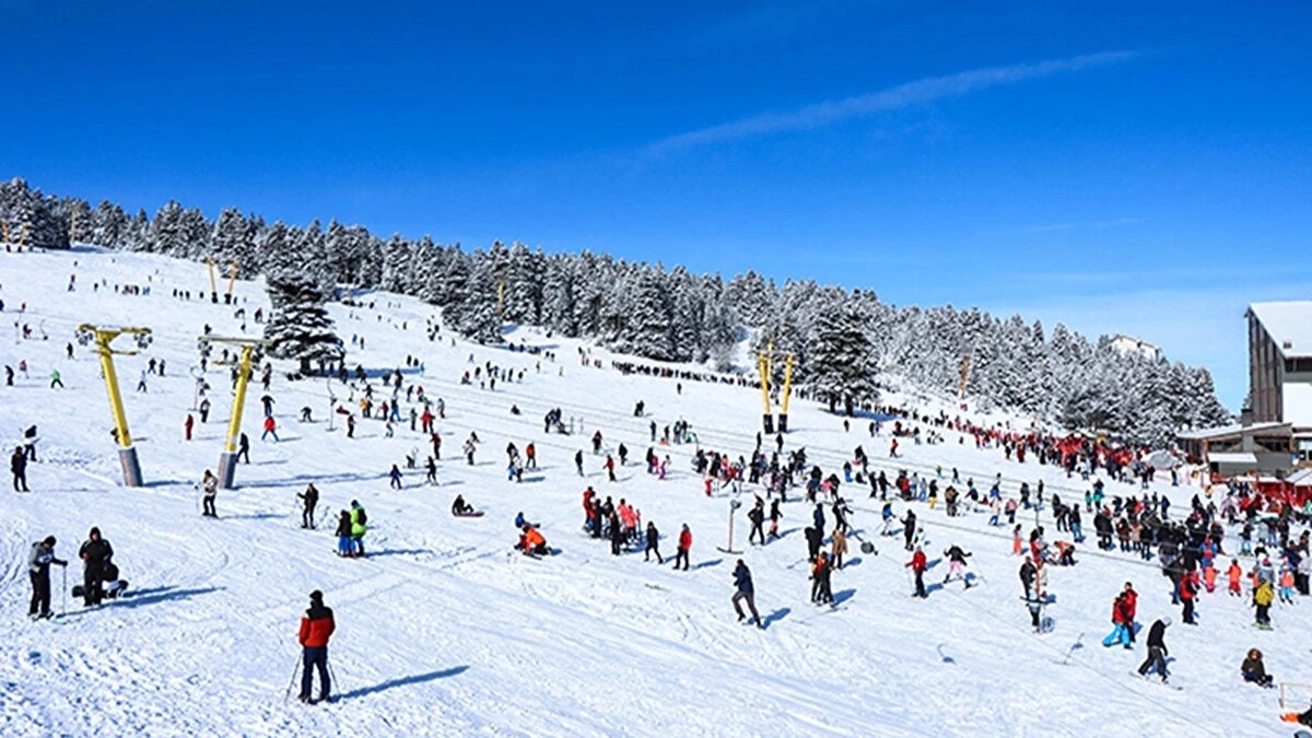 14 Gün İzinle Nasıl 46 Gün Tatil Yapılır?<br><br>Uzmanlara göre, yıllık izinleri Mart, Mayıs ve Temmuz aylarında kullanmak avantaj sağlıyor.<br>Örneğin:<br><br>Ramazan Bayramı (14–22 Mart) döneminde 4 gün izin alındığında 9 günlük tatil yapılabiliyor.<br><br>Kurban Bayramı (23–30 Mayıs) döneminde 2 gün izinle 8 günlük tatil fırsatı doğuyor.<br><br>15 Temmuz ve 29 Ekim tatilleri ise yılın ikinci yarısında kısa ama stratejik molalar sağlıyor.<br>