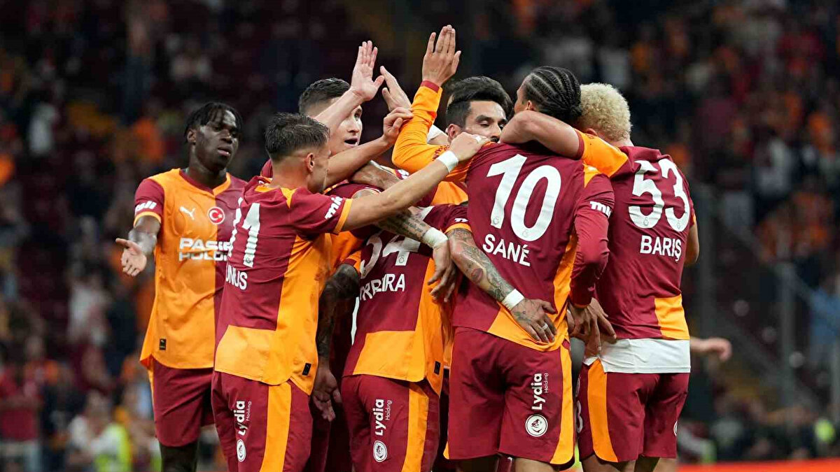 Şampiyonlar Ligi'nde üst üste 3. galibiyetini almak isteyen Galatasaray bu akşam Ajax'a konuk oluyor. Zorlu maç öncesinde her iki takımda da forma giymiş oyuncuları sizler için bir araya getirdik. 