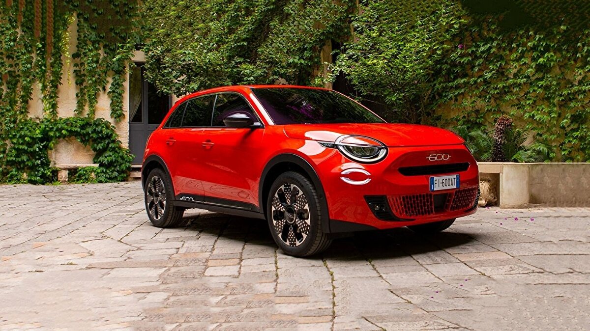 Fiat 600<br><br>1.2 136 HP MHEV Hibrit Easy Otomatik → 1.687.900 TL<br><br>1.2 136 HP MHEV Hibrit Urban Otomatik → 1.834.900 TL<br><br>115 kW (156 HP) 54 kWh Elektrikli La Prima Otomatik → 1.959.900 TL<br><br>Opsiyon Paketleri:<br><br>Ücretli Renkler: +9.720 TL – +14.580 TL