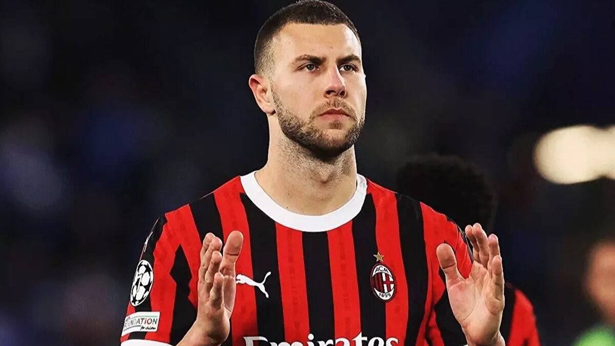 Milan cephesinin Pavlovic'i ara transfer döneminde elden çıkarmaya sıcak bakmadığı aktarıldı. 2024 yazında Salzburg'dan 18 milyon euro bonservis bedeliyle transfer edilen genç stoper, teknik direktör Massimiliano Allegri'nin güvendiği oyuncular arasında yer alıyor.