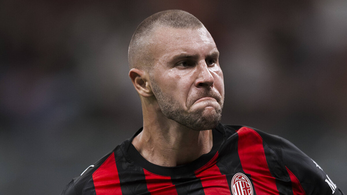 Haberde, Milan yönetiminin Pavlovic için yalnızca yüksek bedelli teklifleri değerlendirmeye açık olduğu vurgulandı. İtalyan kulübün, Sırp savunmacı için 20 milyon euronun altındaki teklifleri dikkate almayacağı aktarıldı.