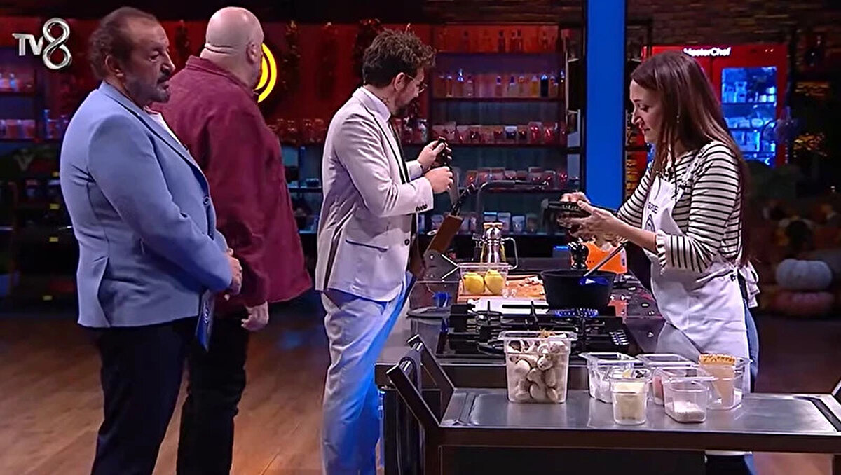 4 Kasım MasterChef Ünlüler Kazananı Kim Oldu?<br><br>Ünlülerin tabakları, özel kural gereği şefler tarafından farklı bir formatta değerlendirildi. Şefler, kendi yarışmacılarının tabaklarına puan vermezken, oylama diğer 2 şef arasında yapıldı.