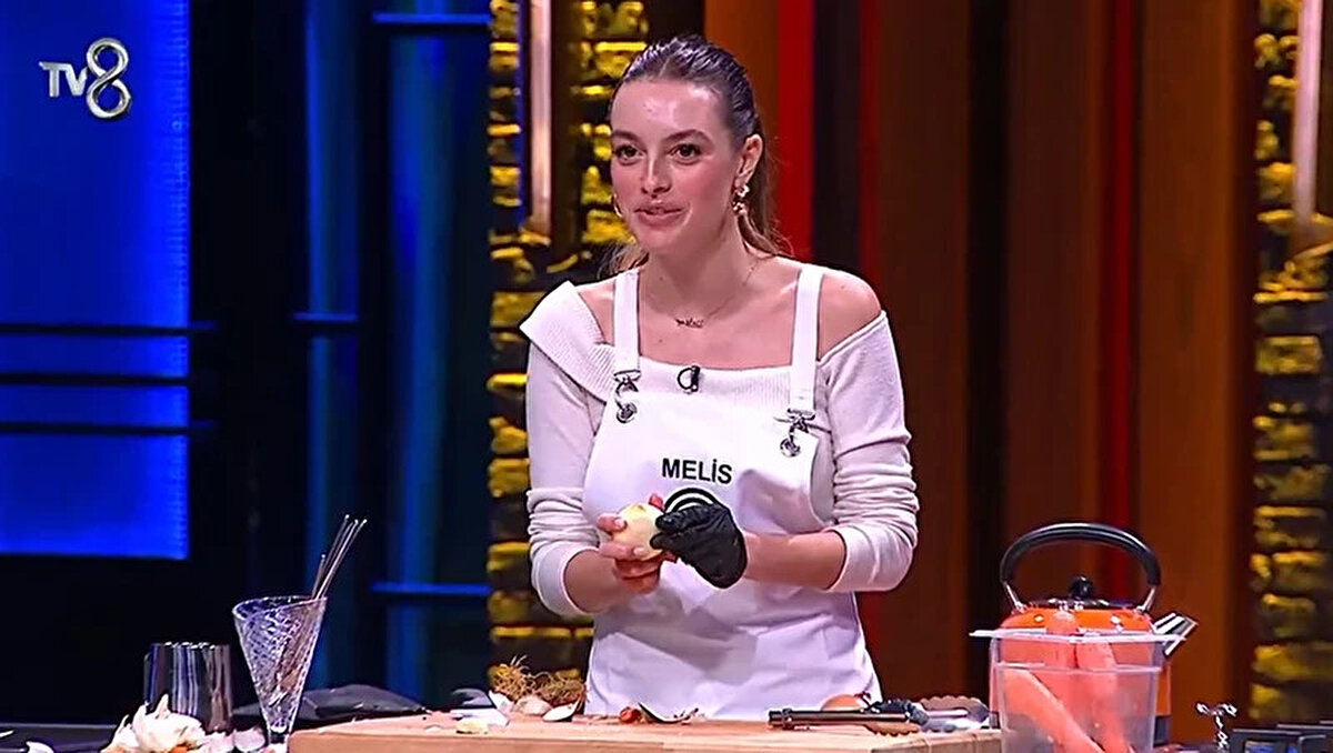Gecede, usta oyuncu Perihan Savaş, Ferit Kaya, Eda Ece, Melis Sezen, Gupse Özay ve Fırat Çelik, şeflerin karşısında tüm hünerlerini sergiledi. Peki, MasterChef Ünlüler kim kazandı? İşte gecenin kazananı ve öne çıkan detaylar.