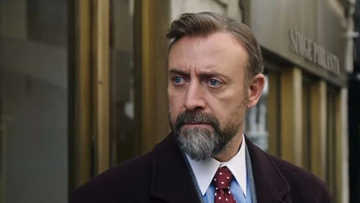 "Kral Kaybederse" dizisi, dışarıdan karizmatik ve güçlü görünen bir adamın içsel çöküş sürecini merkeze alıyor. İlişkilerdeki sadakatsizlik, güç oyunları ve psikolojik kırılmaların derin bir analizini ekranlara taşıyan yapım, güçlü oyuncu kadrosuyla da adından söz ettiriyor.