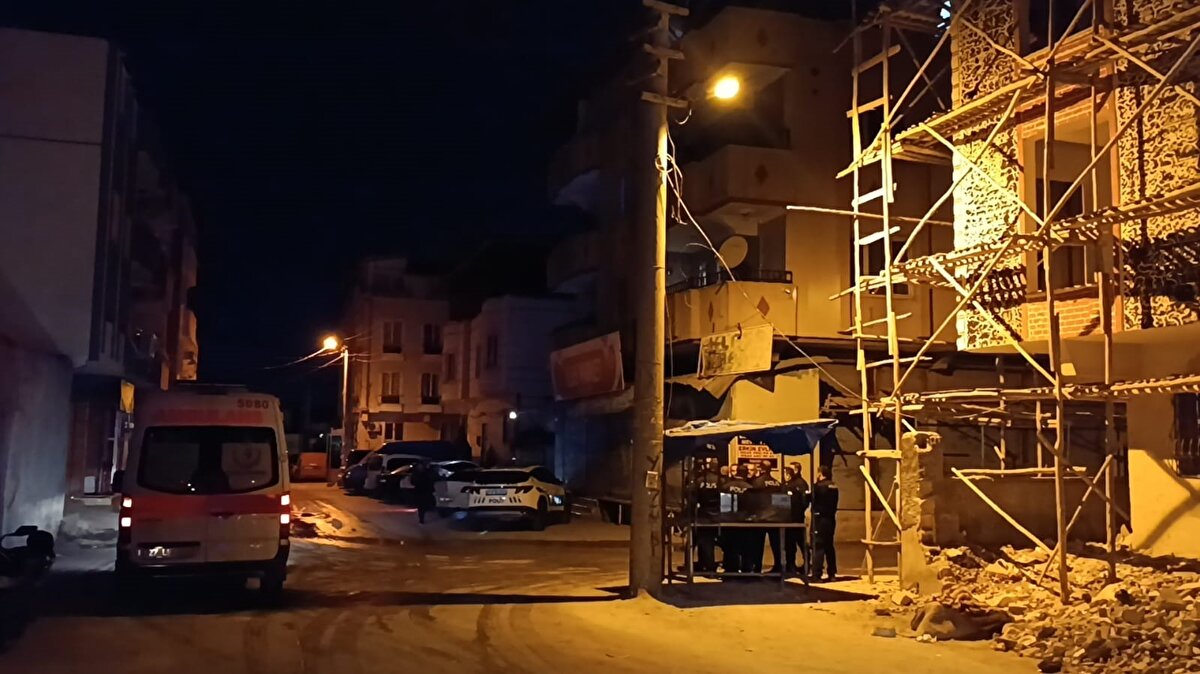 Yangın, Güneykent Mahallesi'ndeki 3 katlı binanın en üst katında çıktı. 