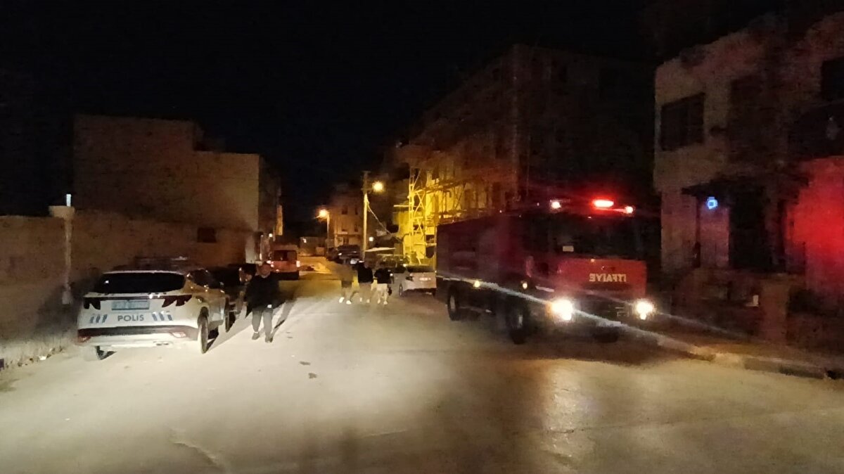 Alevler kısa sürede tüm binayı sardı. Alevlerin görenlerin ihbarı üzerine adrese çok sayıda itfaiye, polis ve sağlık ekipleri sevk edildi. 