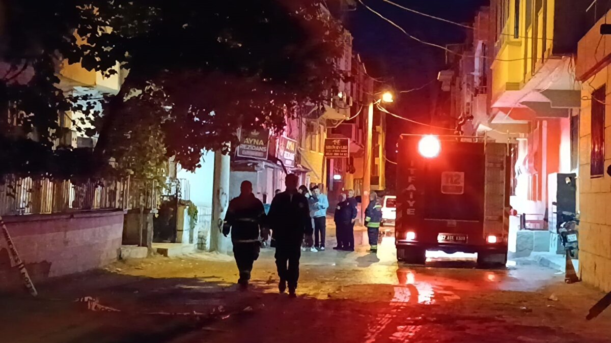 İtfaiye görevlileri yangının çıkış nedeninin belirlenmesi için çalışma başlattı. 