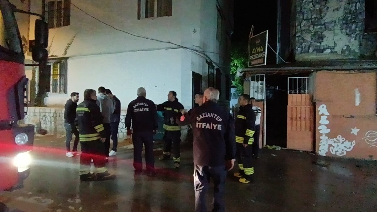 16 araç ve 45 itfaiye personelin müdahalesiyle söndürülen bina kullanılamaz hale geldi.