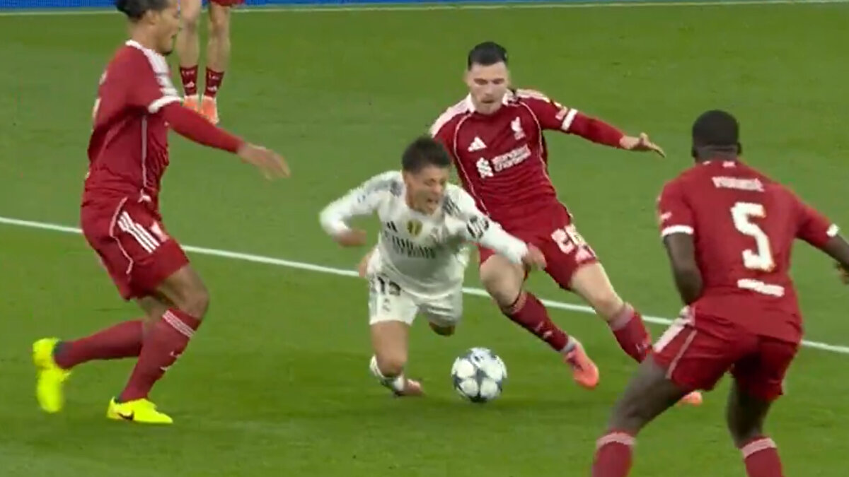 ARDA GÜLER PENALTI BEKLEDİ<br><br>Arda Güler, ilk yarıda bir pozisyonda Robertson'un müdahalesi sonrası ceza sahası içerisinde yerde kaldı. Milli futbolcu penaltı beklendi ancak hakem devam kararı verdi. 