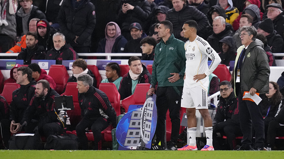 ARNOLD’A TRİBÜNLERDEN TEPKİ <br><br>Arda, 82. dakikada yerini Trent Alexander Arnold’a bıraktı. İngiliz futbolcu, birçok başarıya imza attığı eski takımına karşı ilk kez forma giyerken tribünlerden de tepki aldı.<br><br>