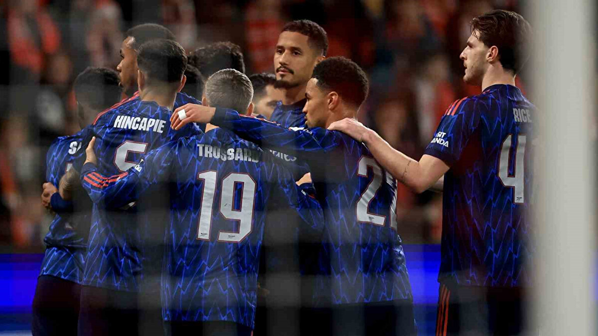 Şampiyonlar Ligi’nde oynanan maçlar ve alınan sonuçlar şöyle:<br><br>Slavia Prag - Arsenal: 0-3<br>Napoli - Eintracht Frankfurt: 0-0<br>Tottenham - Kopenhag: 4-0<br>Juventus - Sporting CP: 1-1<br>Liverpool - Real Madrid: 1-0<br>Atletico Madrid - Union Saint-Gilloise: 3-1<br>PSG - Bayern Münih: 1-2<br>Olympiakos - PSV Eindhoven: 1-1<br>BodoGlimt - Monaco: 0-1