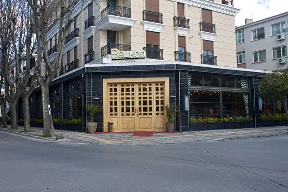 Olay, 5 Şubat 2024 gecesi saat 23.10 sıralarında meydana geldi. Balkon Cafe’ye kimliği belirsiz kişilerce ateş açıldı. Saldırı sırasında iş yerinin camları kırıldı, parçalar Muhammet Çakmakçı’nın gözüne isabet etti. Ağır yaralanan Çakmakçı, hastaneye kaldırıldı ancak görme yetisini kaybetti.