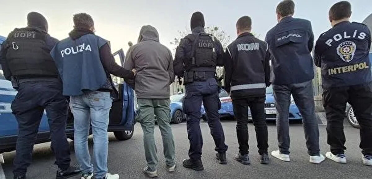 Saldırı başarısız olunca, örgüt üyeleri ertesi gün Zeytinburnu’nda Mustafa Ak’ın aracını hedef aldı. Motosikletli saldırganlar, Ak’ın aracına 4-5 el ateş etti ancak Ak ve yanındakiler yara almadan kurtuldu.<br><br>Olayın ardından yapılan teknik takip ve operasyonlarda, saldırıyı gerçekleştiren 3 tetikçi yakalanarak tutuklandı. Soruşturma dosyasında Barış Boyun Suç Örgütü’nün Türkiye’deki hücre yapılanmasına ait çok sayıda kanıt bulundu.