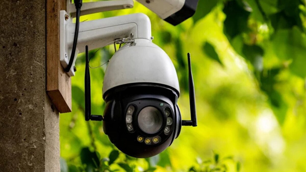 Dairenin kararına göre, 2015'te Bursa Yenişehir'deki bir binanın yöneticisi, apartmanın içindeki bir evin kapısını görecek şekilde güvenlik kamerası taktırdı.<br><br>Ev sahibi, kameranın apartman yönetim odasındaki bilgisayara kayıt yaptığını, apartman yöneticisinin evine girenlerin görüntülerini kaydettiğini belirterek, şikayetçi oldu.