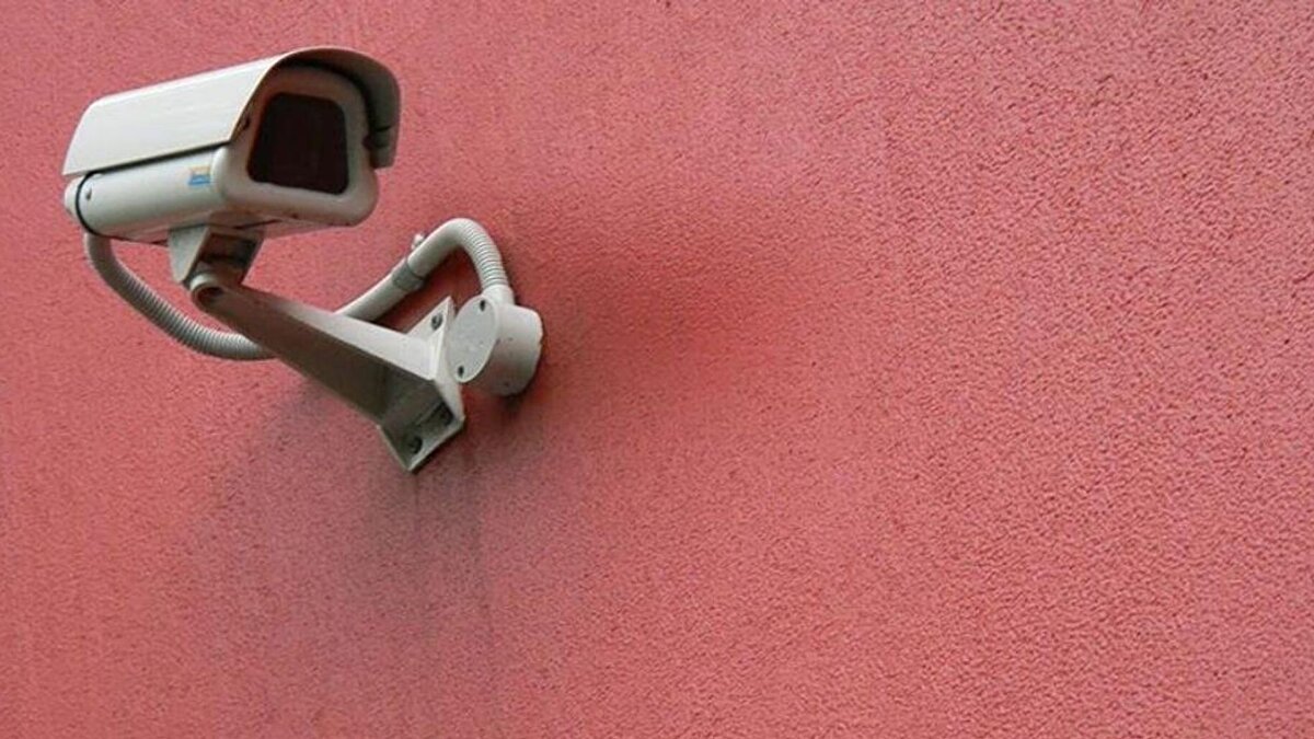 Türk Ceza Kanunu'nun 134. maddesinde hüküm altına alınan "özel hayatın gizliliğini ihlal" suçundan hakkında dava açılan sanık apartman yöneticisi, Yenişehir 1. Asliye Ceza Mahkemesi'nde hakim karşısına çıktı.<br><br>Yargılama sonunda, Yenişehir 1. Asliye Ceza Mahkemesi sanığa, "görevinin verdiği yetkiyi kötüye kullanarak özel hayatın gizliliğini ihlal ettiğini" gerekçesiyle 2 yıl 6 ay hapis verdi.