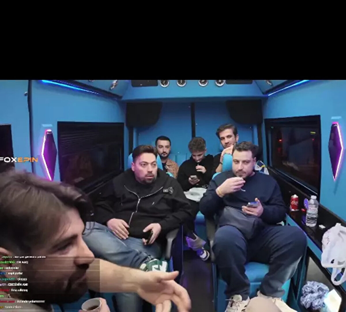 Tartışmalar büyüyünce boyoz tezgahının sahibi esnaf da videoya yanıt olarak bir açıklama çekti. Tezgahta yenilen ve içilen ürünleri tek tek sayan esnaf, “Hesabı ben yazmadım, onlar yedi” diyerek iddialara karşı kendini savundu.