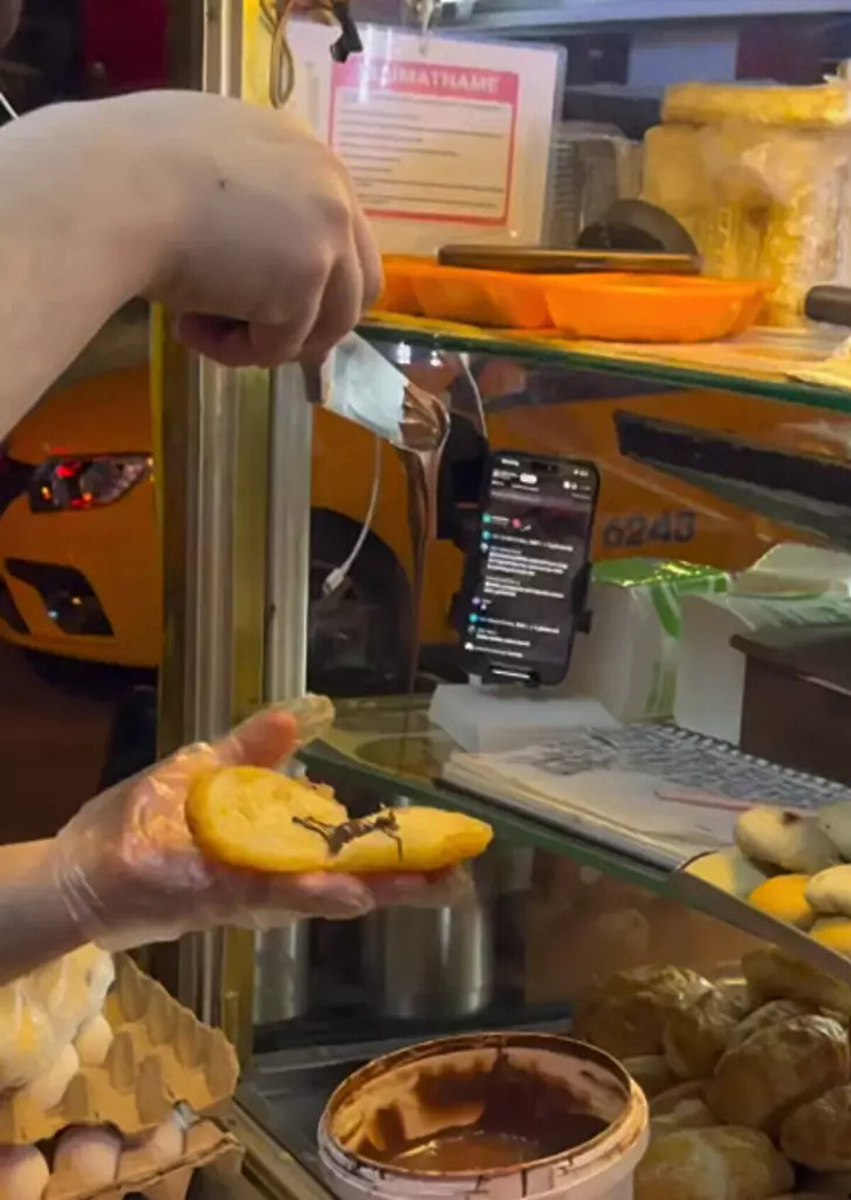 Fenomenlerin İzmir macerası, kısa sürede internetin en çok konuşulan olaylarından biri haline geldi. Sosyal medya kullanıcıları ise hâlâ aynı soruyu soruyor: “O boyozda ne vardı da 7 bin lira tuttu?”