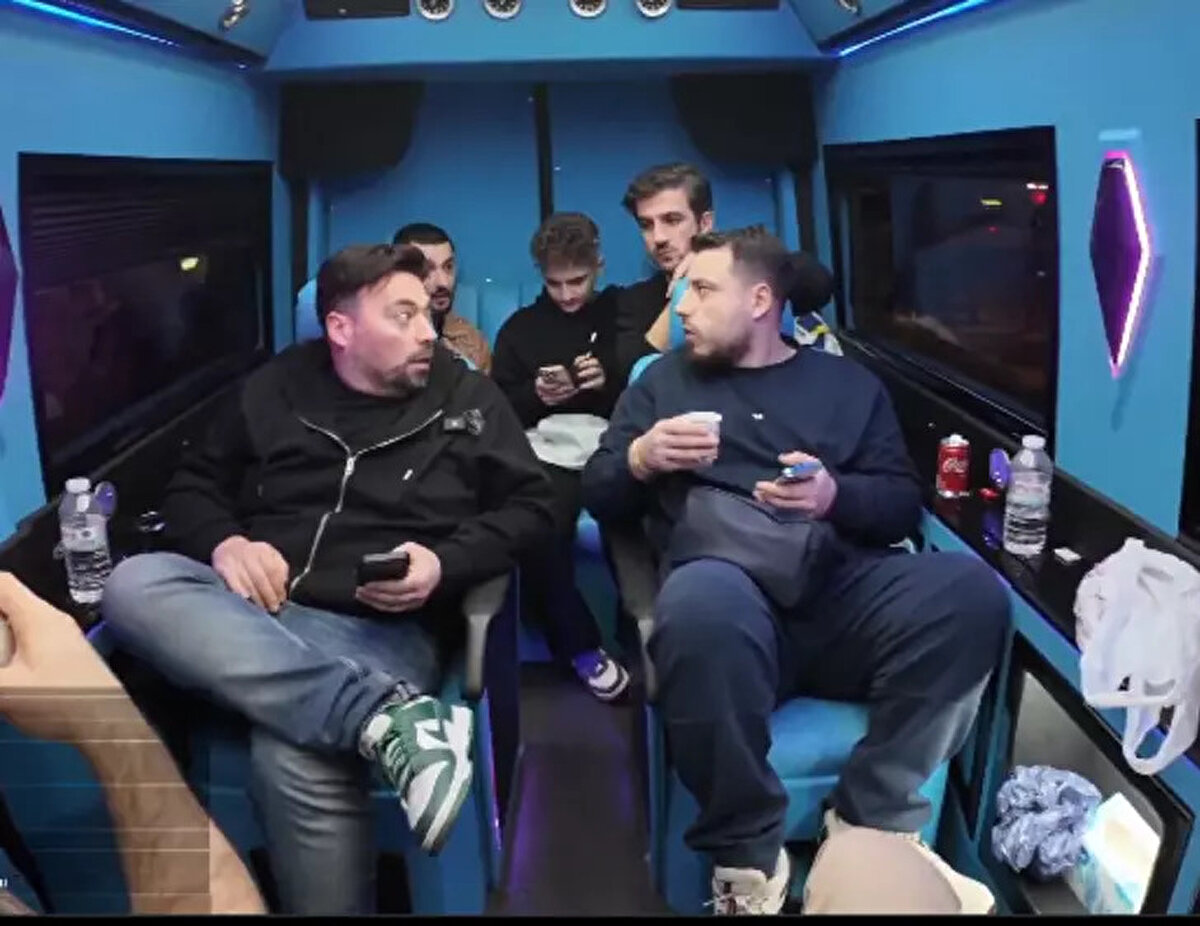 Kısa sürede sosyal medyada yayılan video, özellikle X platformunda binlerce kez paylaşıldı. Kullanıcılar, “Boyoz değil altın mı yediniz?”, “7 bin TL’ye fırın mı aldınız?” gibi yorumlarla olaya mizahi yaklaşırken, bazıları da fiyatların abartılı olduğunu savundu.