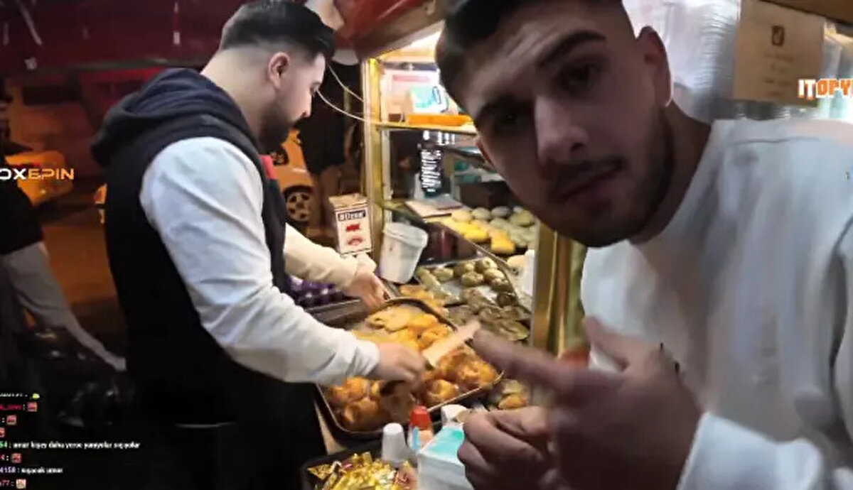 İzmir’de gerçekleşen ziyaret sırasında dört fenomen, tezgâhta boyoz ve içecek siparişi verdi. Yemeğin ardından gelen 7 bin 600 liralık hesap, fenomenleri şaşkına çevirdi. Ataberk Doğan, durumu videoya alarak “Hesap bana mı pahalı geldi? 7.600 dedi, 7 bine düştü!” dedi. Diğer isimler de şaşkınlıkla “Bugünü mü bize yazdı? Olamaz, dolandırıyor resmen!” ifadeleriyle tepki gösterdi.