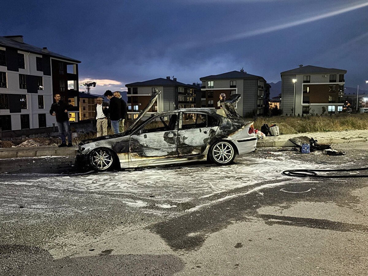 Kısa sürede büyüyen alevler tüm aracı sardı. İhbar üzerine olay yerine polis, itfaiye ve sağlık ekipleri sevk edildi.