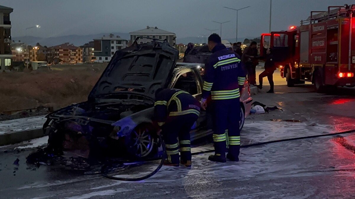 Başbağlar Mahallesi’nde seyir halindeyken alev alan otomobil, kısa sürede tamamen yanarak kullanılamaz hale geldi. Araçta bulunan 2 kişi son anda canlarını kurtardı.