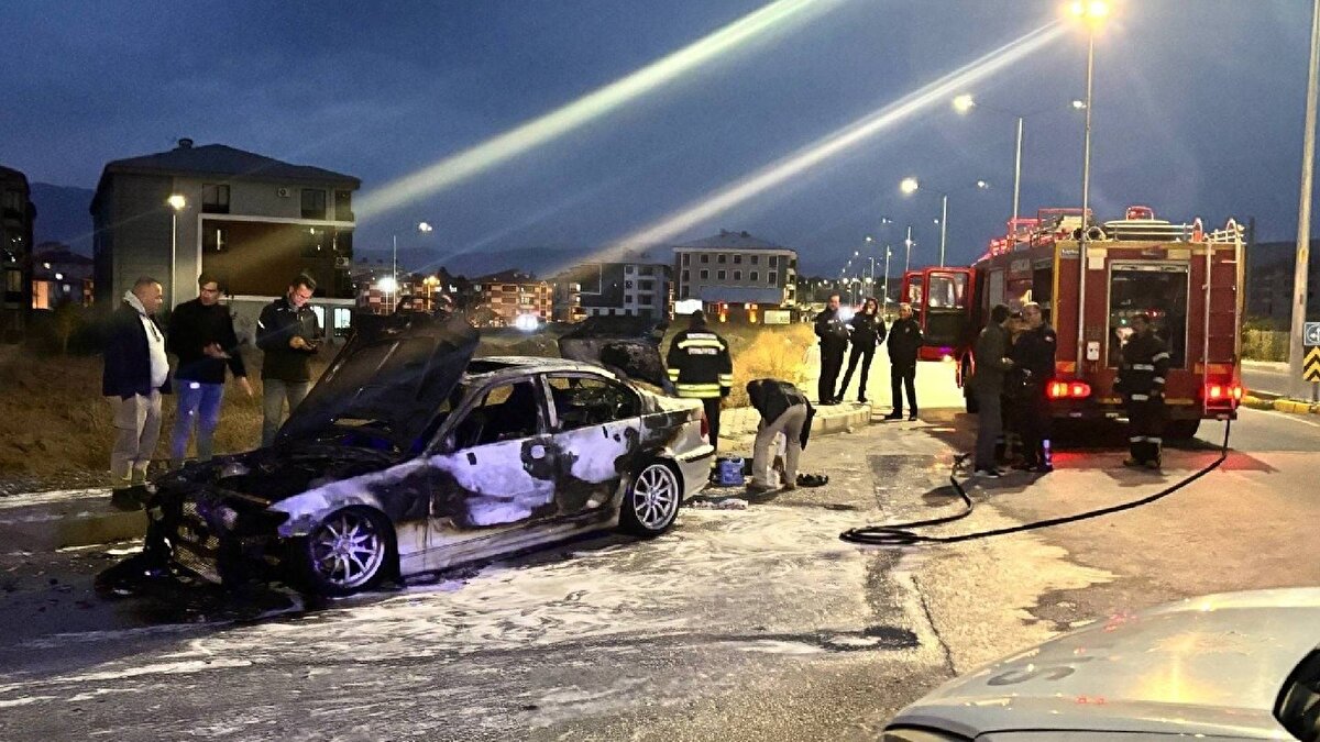 İtfaiye ekipleri yangına müdahale ederek kısa sürede kontrol altına aldı ve soğutma çalışması gerçekleştirdi.
