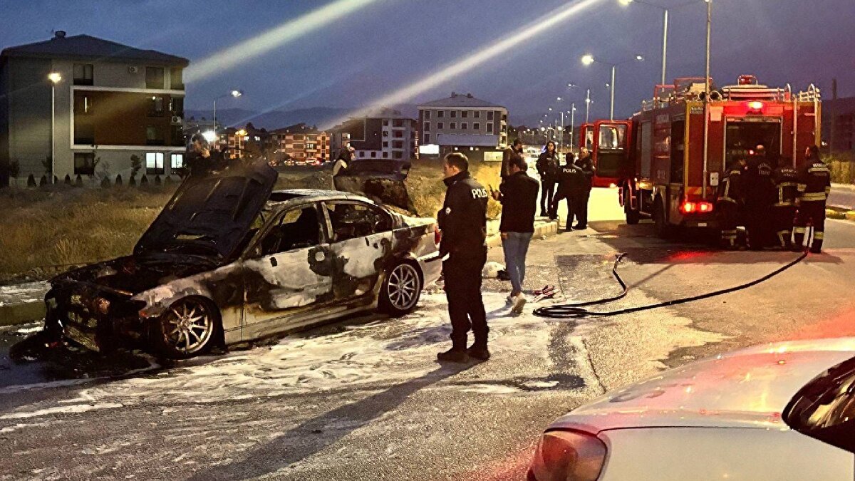 Yangında araç tamamen yanarak kullanılamaz hale geldi.